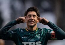 Wanderers golpeó en los momentos justos y venció a Santa Cruz en una tarde marcada por el barro