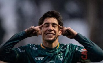 Wanderers golpeó en los momentos justos y venció a Santa Cruz en una tarde marcada por el barro