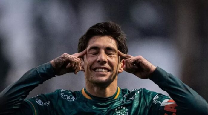 Wanderers golpeó en los momentos justos y venció a Santa Cruz en una tarde marcada por el barro