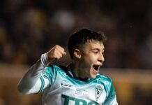 Con diez hombres y un golazo de Ponce: Wanderers vence a San Luis y se sube a la cima