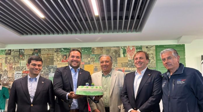 Elías Figueroa recibió homenaje por sus 80 años y su legado en el fútbol chileno